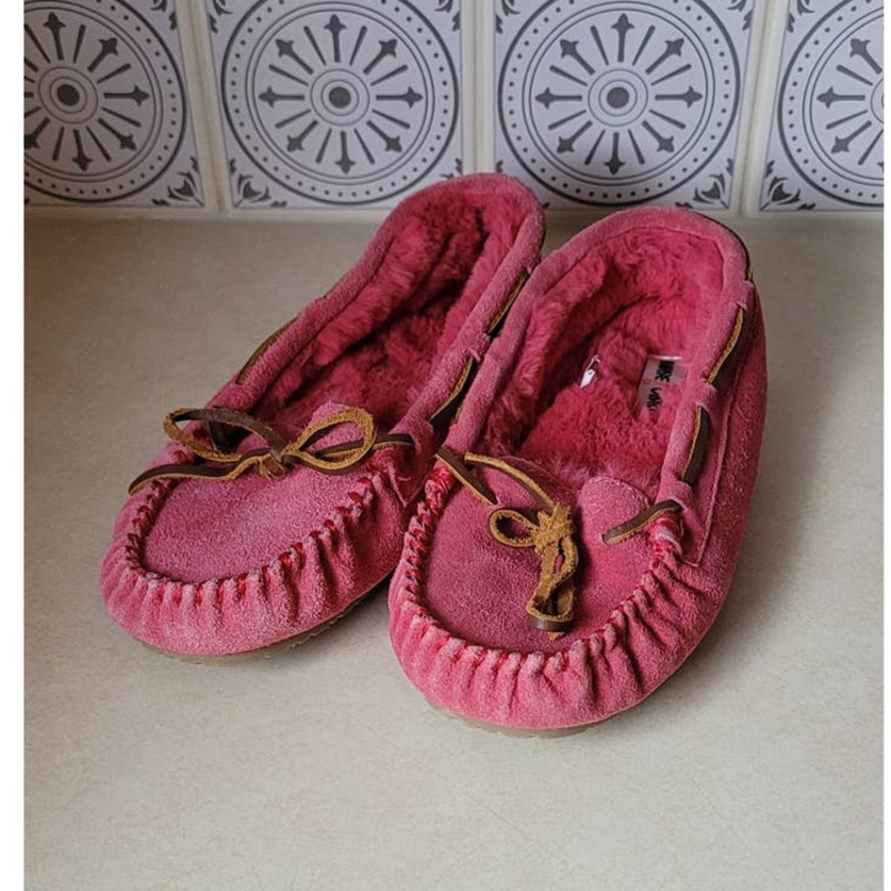 Minnetonka Pink Suede and Shearling Girl's Slipper Moccasins Size 2 - Picture 1 of 5